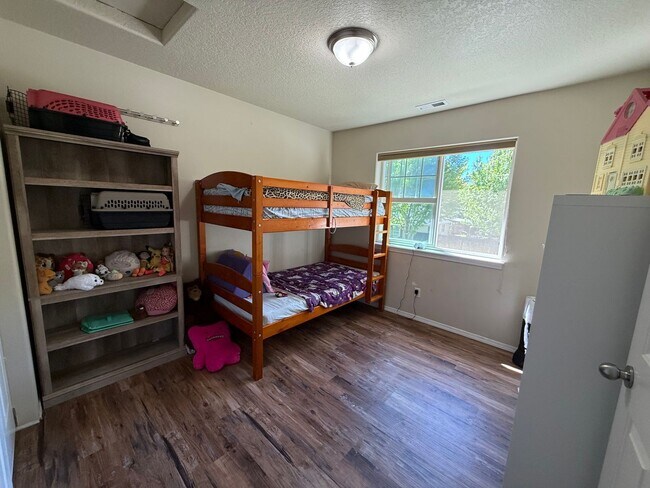 Building Photo - Fantastic 3 Bed/2.5 Bath Single Family Home in SE Bend