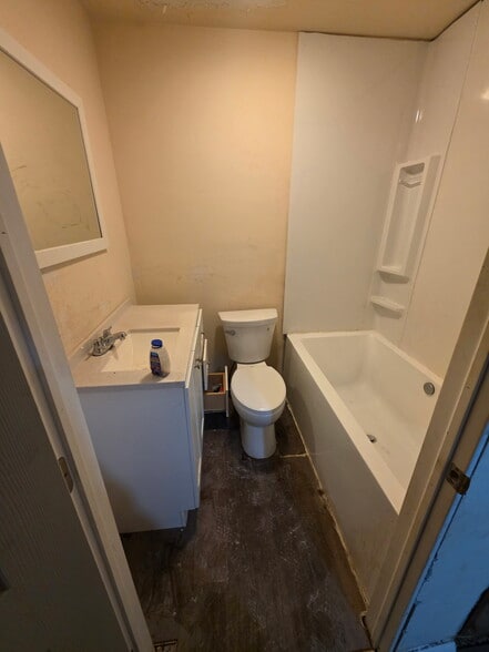 Bathroom - 33 Fleetwood St