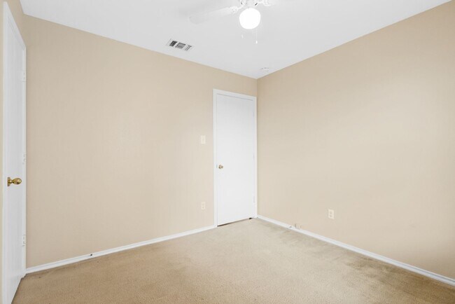 Building Photo - 3 Bedroom/2 Bath Meadow Brook Subdivision