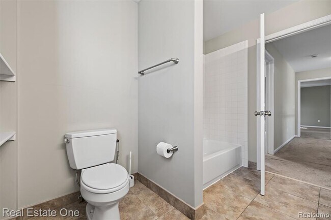 Building Photo - 699 Bay Pointe Dr