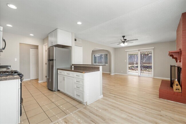 Building Photo - For Rent with Move-in Special ($1,200 off Base Rent ) | 3 Beds 2 Bath | 2 Car Garage |  NE Height...