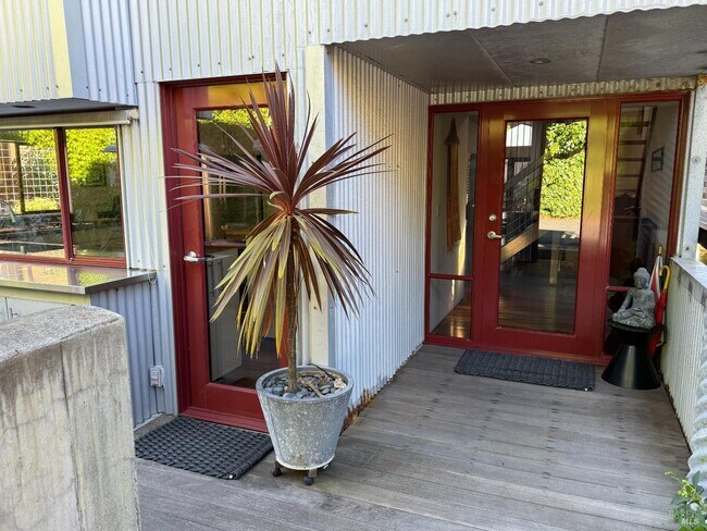 Building Photo - 4 Sandy Beach Rd