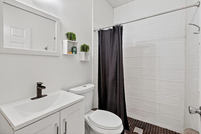 Building Photo - 1971 SW Breezeway St