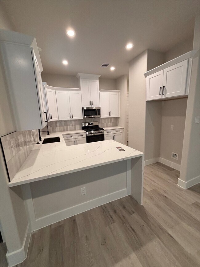 Building Photo - 108 E 44th St