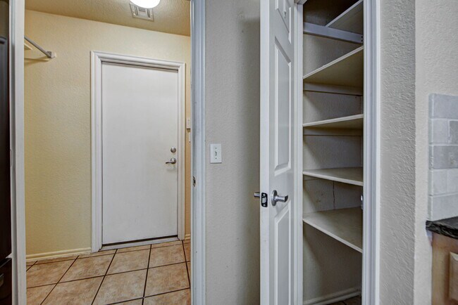 Building Photo - 2904 Canyon Oaks Ct