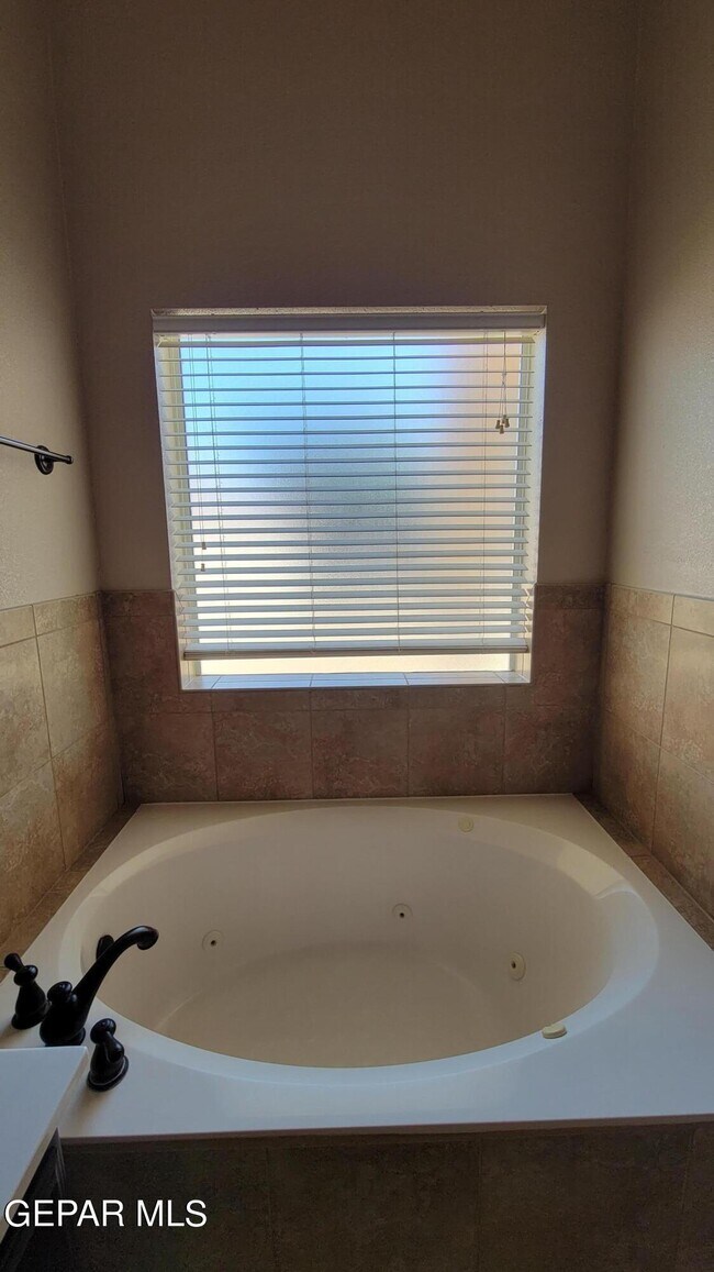 Building Photo - 11512 Porfirio Payan Dr