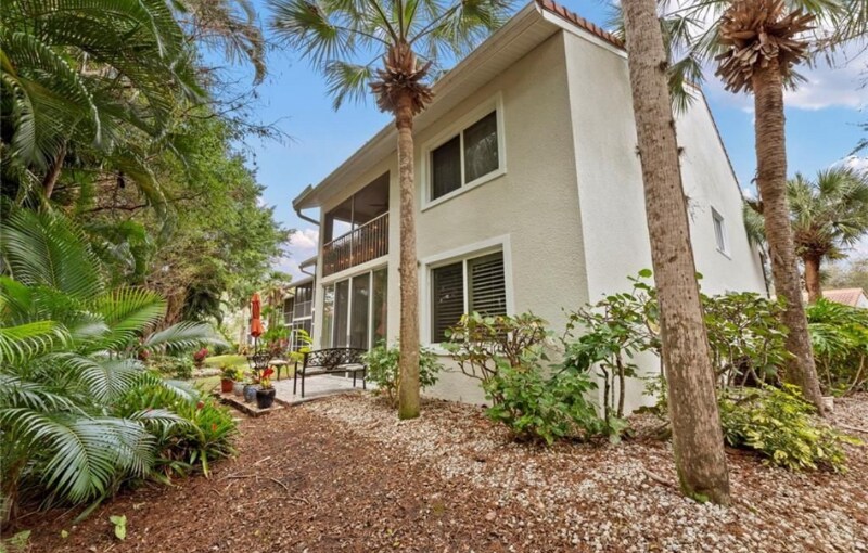 Building Photo - 2325 Hidden Lake Dr