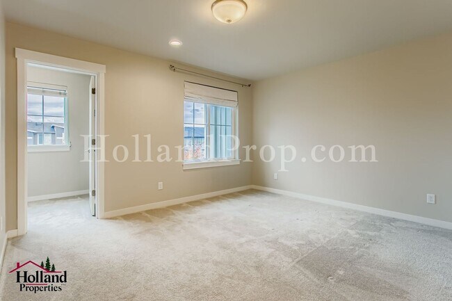Building Photo - **Price drop: $2395 + $150.00 off for your first 3 months**- Lovely 3 bedroom home in Hillsboro