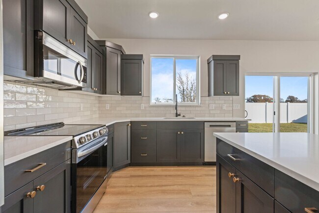 Building Photo - LEASE TAKE OVER PLEASE CALL TENANTS BRITTNEY 480-868-7733 OR Gunner Norton 480-450-0666 -FOR THIS...