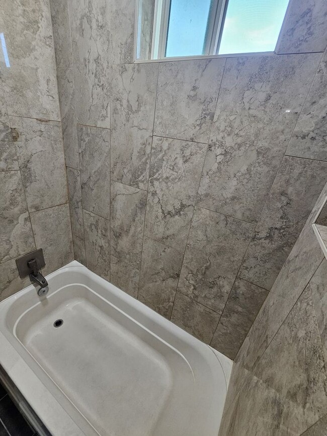 Building Photo - Charming Home 3 bedrooms 1 bath Large Yard.