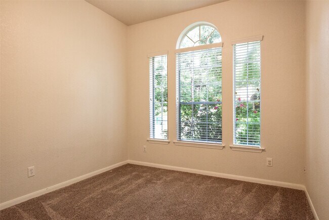 Building Photo - 22 E Hobbit Glen Dr