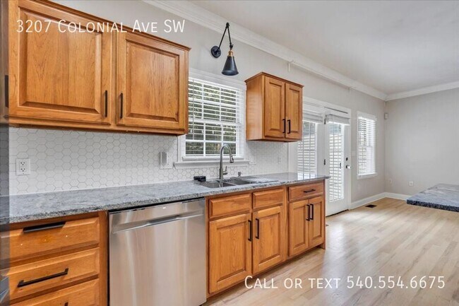 Building Photo - 3207 Colonial Ave SW