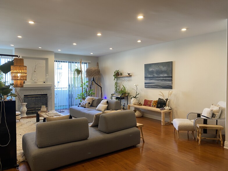 Living room - 910 S Bedford St