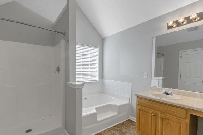 Building Photo - Impressive 3 Bed, 2.5 Bath Home