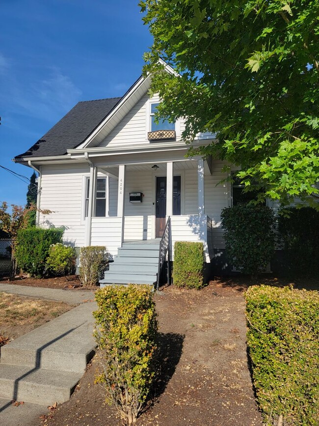 Building Photo - Charming Craftsman In Lincoln District