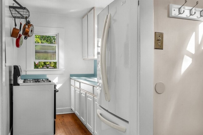 Building Photo - 204 S Guadalupe Ave