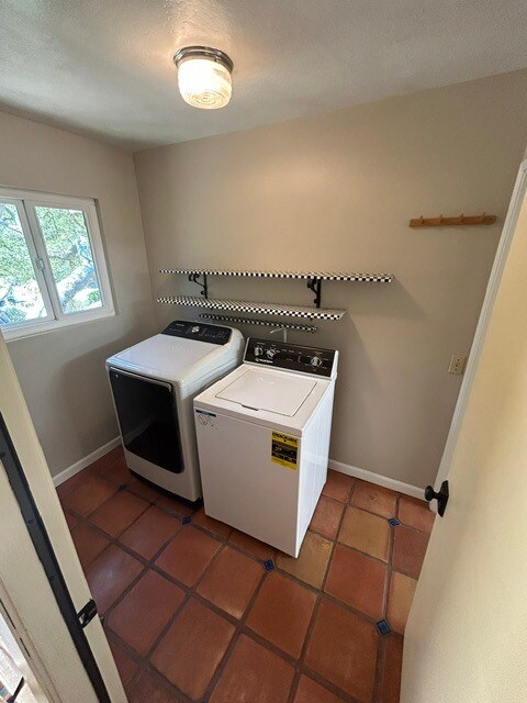 Building Photo - 6845 Lakeview Dr