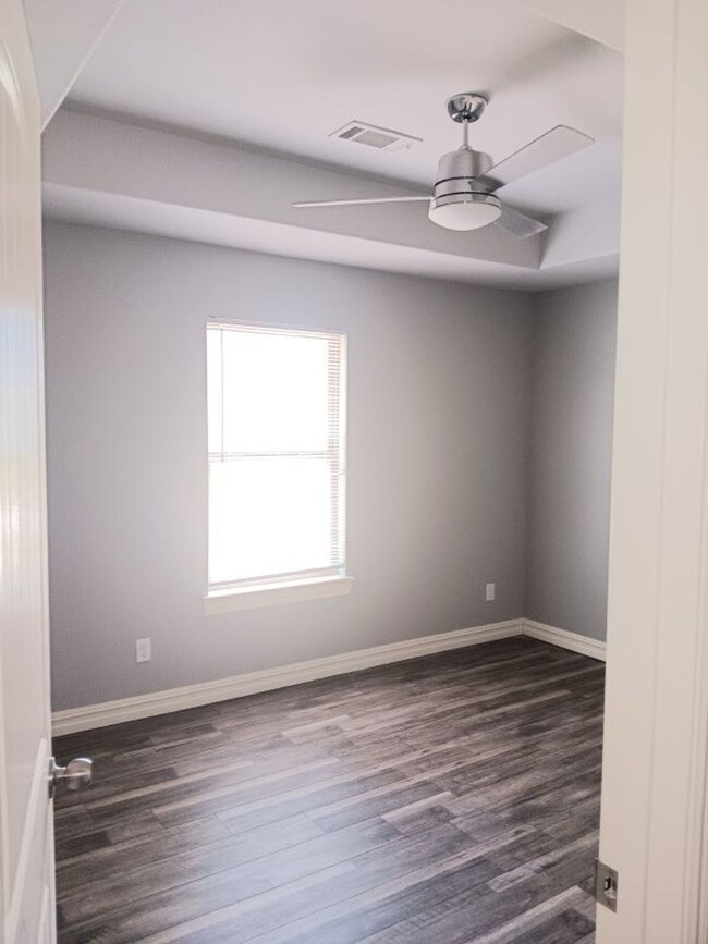 Building Photo - Move in Special on this beautiful townhous...