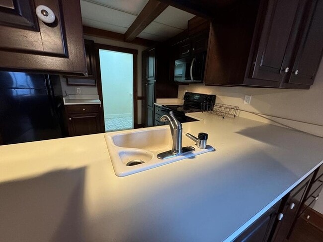 Building Photo - 116 W 2nd St