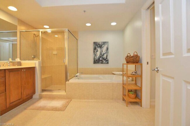 Building Photo - Beautifully decorated split 2/2 in stunnin...