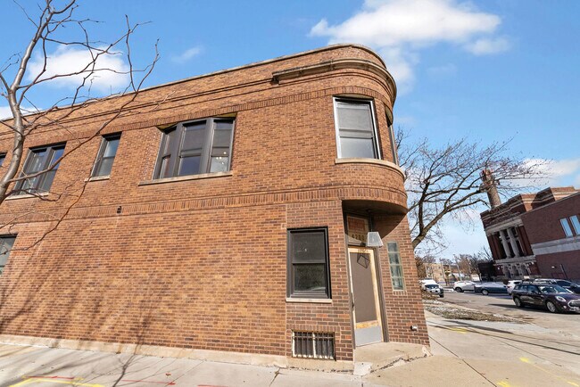 Building Photo - 4200 N Sacramento Ave