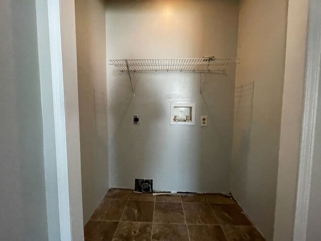 Building Photo - 4 Bed 2 Bath