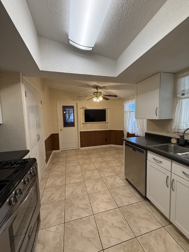 Building Photo - 10449 Chinaberry Dr