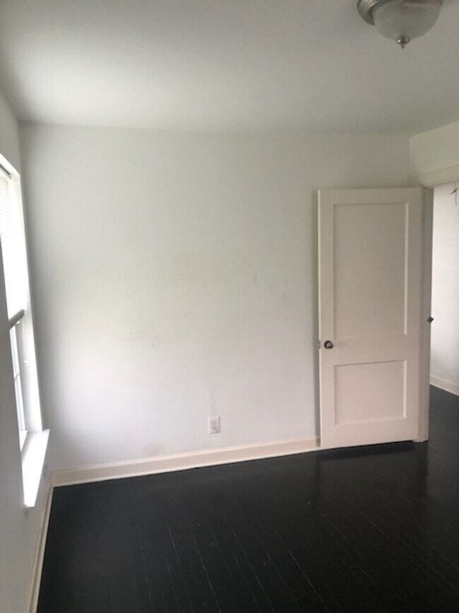 Building Photo - Updated 2/1 Ready For Move In!
