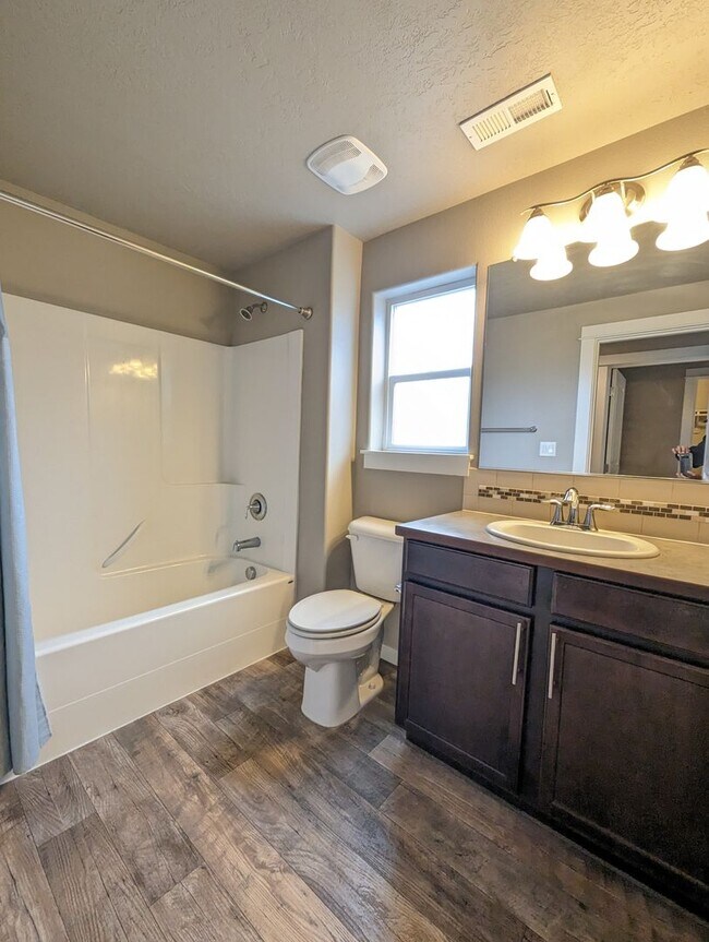 Building Photo - Gorgeous 3-Bedroom, 2.5-Bath Home on Corner Lot In Eugene!