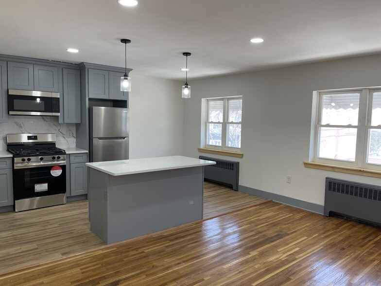 Building Photo - 818 E 234th St