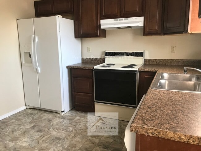 Building Photo - 527 Comanche Village Dr