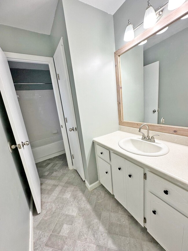 Building Photo - 714 Robin Hood Dr