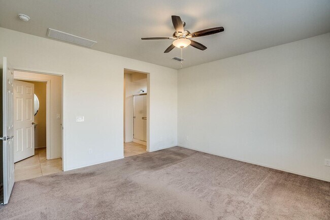 Building Photo - Charming 4-bed, 3.5 bath home with full SOLAR at Trailside community on Happy Valley in North Peoria