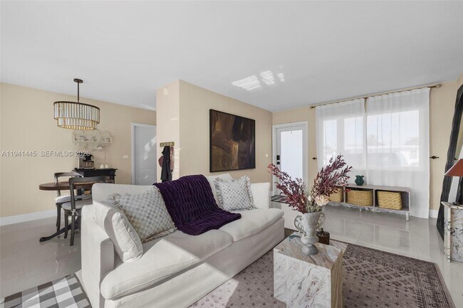 Building Photo - 10750 SW 43rd Ln