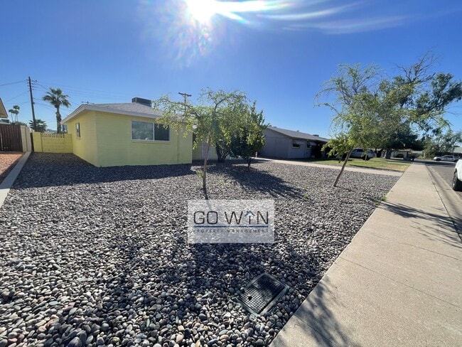 Building Photo - 4 Bed/ 2 Bath - House With Backyard!