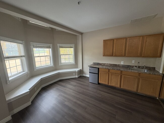 Building Photo - 350 N Fairway Dr