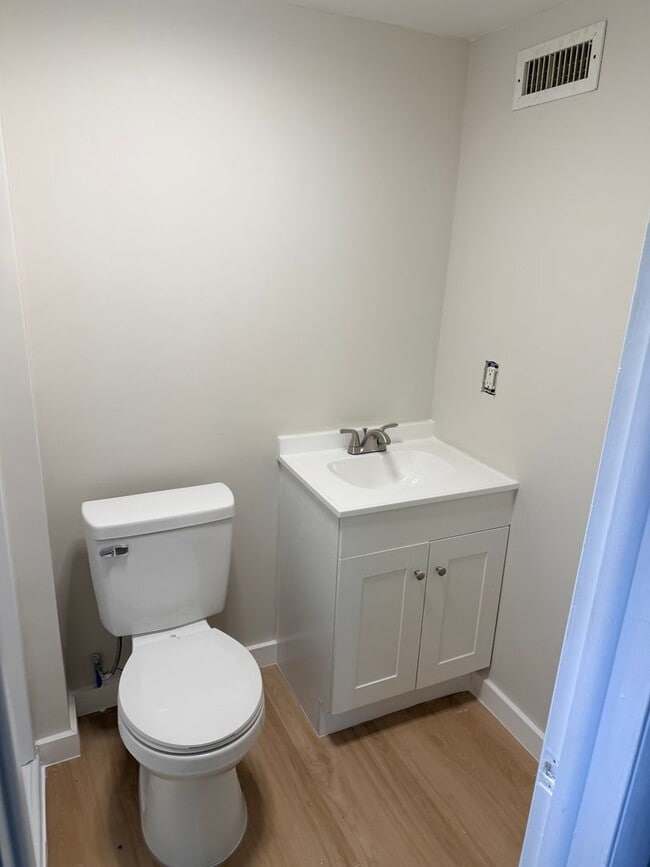 Building Photo - 1926 Shore Rd