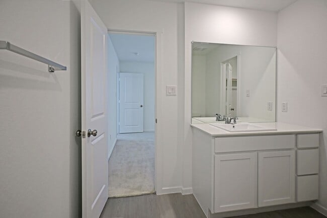 Building Photo - 2411 Shady Grv