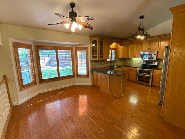 Building Photo - 4 Bed 2 1/2 Bath Home in Sandy