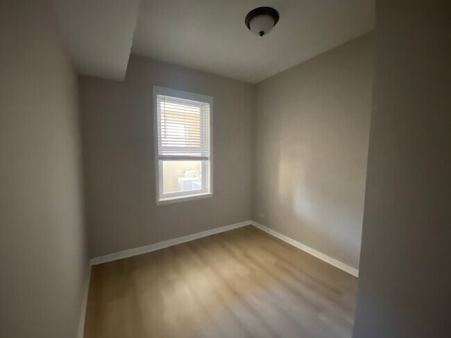 Building Photo - 4530 N Lincoln Ave