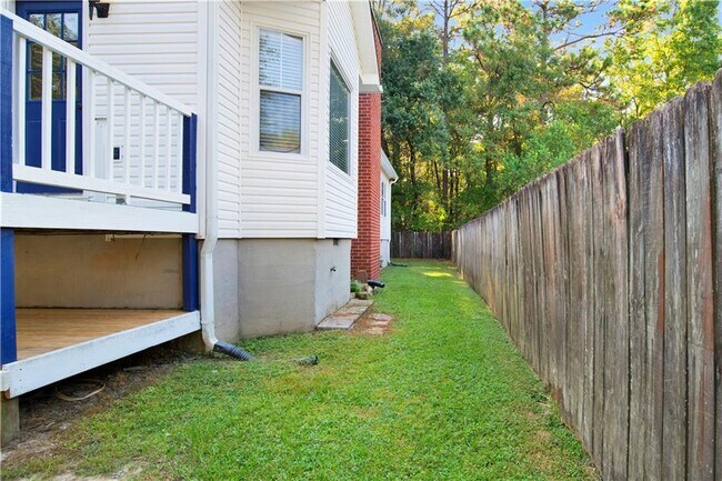 Building Photo - 708 Monarch Dr W