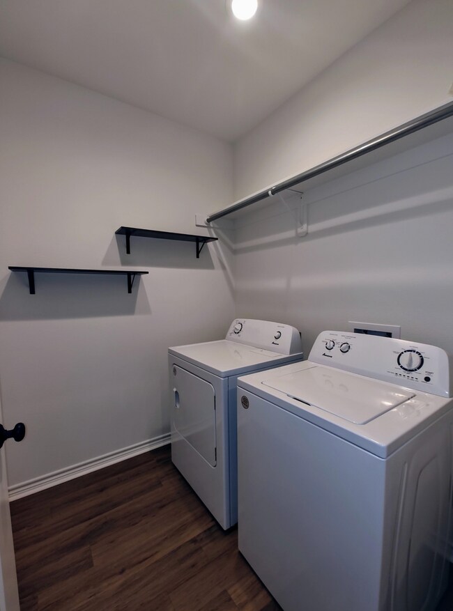 Building Photo - 5670 Shadowbend Cir N