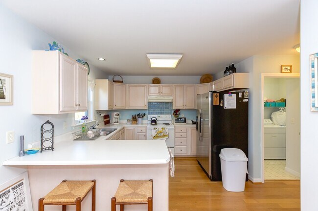 Building Photo - OFF-SEASON MONTHLY RENTAL FALL OF '25 THRO...