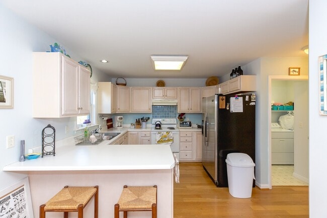 Building Photo - OFF-SEASON MONTHLY RENTAL