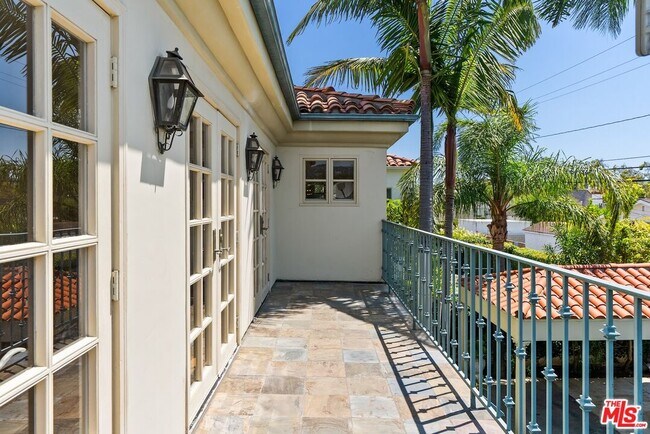 Building Photo - 321 S Palm Dr