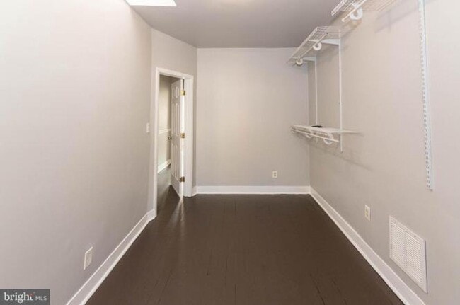 Building Photo - Spacious 3 Bedroom Townhome
