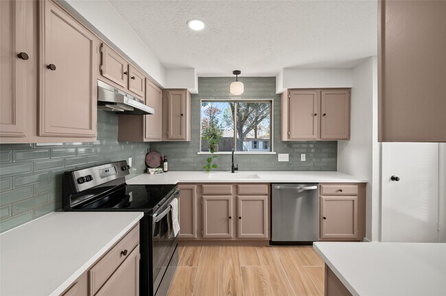 Building Photo - 303 Knoll Forest Dr