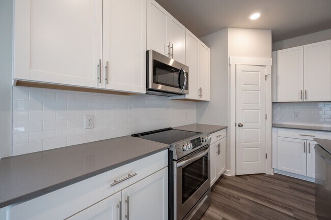 Building Photo - **BE THE LUCKY ONE TO LIVE IN THIS BEAUTIFUL HOME IN THE DESIRABLE SAWGRASS NEIGHBORHOOD IN SPRIN...