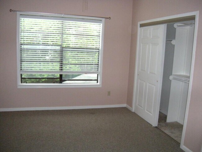 Building Photo - 915 W 23rd St