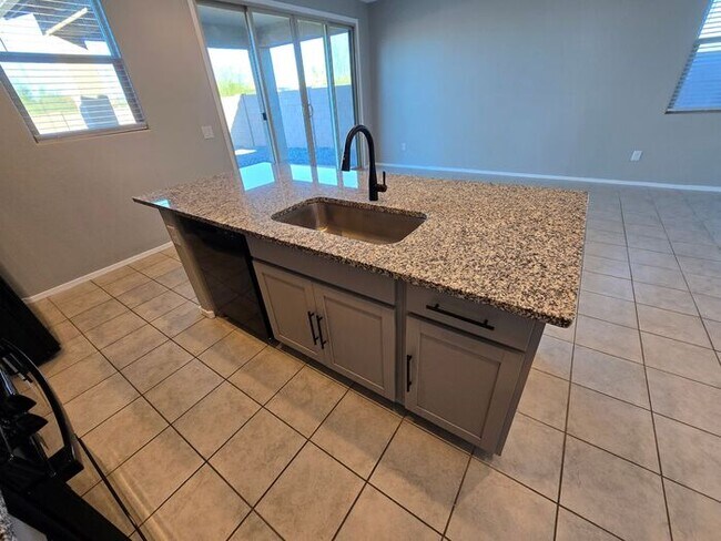 Building Photo - MOVE IN SPECIAL!! 3 Bedroom/ 2 Bath Red Rock Oasis